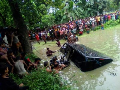 ফুলপুরে মাইক্রোবাস নিয়ন্ত্রণ হারিয়ে খাদে পড়ে শিশুসহ আটজন নিহত