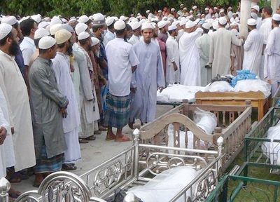 নেত্রকোনায় হাওরে নৌকাডুবিতে নিহত ১৭ জনের দাফন ময়মনসিংহে সম্পন্ন ঃ আরেকজনের লাশ উদ্ধার