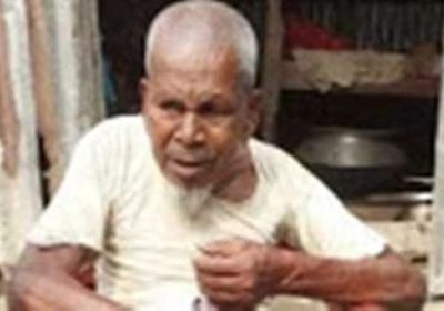 অসহায় বৃদ্ধ বাবাকে গাড়ির নিচে ফেলে মেরে ফেলার চেষ্টা