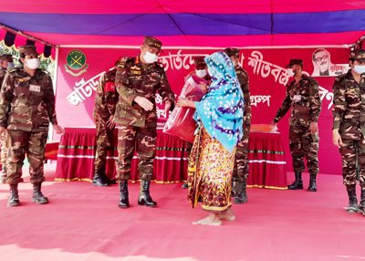 ময়মনসিংহে সাড়ে ৪শ’ হতদরিদ্র শীতার্তদের মাঝে শীতবস্ত্র বিতরণ করলেন আর্টডক জিওসি