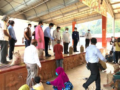 ময়মনসিংহে ২৫০ অসহায়, ও পত্রিকার হকারদের মাঝে প্রধানমন্ত্রীর উপহার সামগ্রী বিতরন