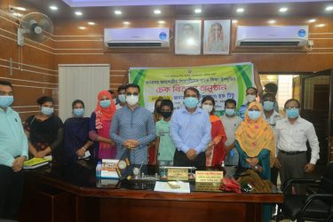 অনগ্রসর জনগোষ্ঠীর ২৫ জন শিক্ষার্থীর মাঝে শিক্ষা উপবৃত্তির চেক প্রদান করলেন মসিক মেয়র