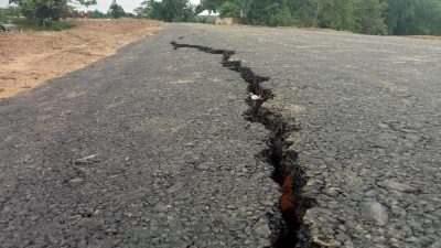 ধোবাউড়ায় নবনির্মিত সীমান্ত সড়কে ভয়ঙ্কর ফাটল