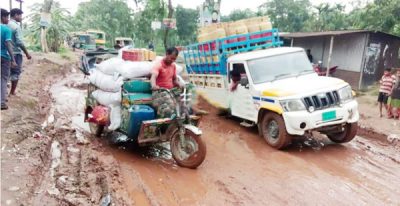 ফুলপুর-বালিয়া সড়ক এখন মরণফাঁদঃ জনদুর্ভোগ চরমে