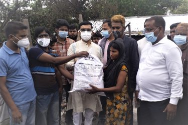 ময়মনসিংহ নগরীর বস্তিতে অগ্নিকাণ্ডে ক্ষতিগ্রস্ত ৯ পরিবারের পাশে মসিক মেয়র টিটু