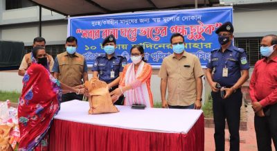 জেলা পুলিশ শতাধিক হোটেল কর্মচারীর মাঝে ১০ টাকায় দু’দিনের খাদ্যসামগ্রী বিতরণ