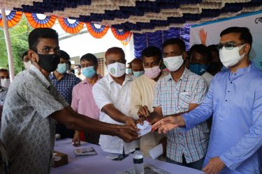 এবার ১০০০ পরিবহন শ্রমিককের মাঝে নগদ সহায়তা তুলে দিলেন  মসিক মেয়র টিটু