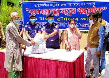 ময়মনসিংহ এসপির মানবিকতায় কর্মহীন নরসুন্দরদের মাঝে দু’দিনের খাদ্যবিতরণ
