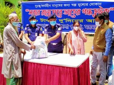 ময়মনসিংহ এসপির মানবিকতায় কর্মহীন নরসুন্দরদের মাঝে দু’দিনের খাদ্যবিতরণ