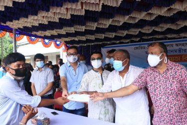 করোনায় ক্ষতিগ্রস্ত ৪০০ অসহায় পরিবারের মাঝে নগদ সহায়তা তুলে দিলেন মসিক মেয়র টিটু