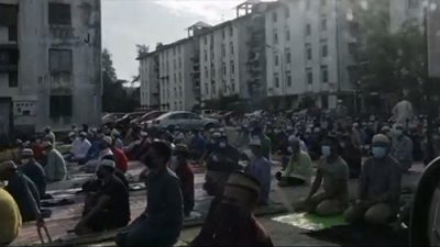 মালয়েশিয়ার মসজিদের বাইরে নামাজ পড়তে জড়ো হওয়ায় ৪৮ বাংলাদেশী প্রেপ্তার