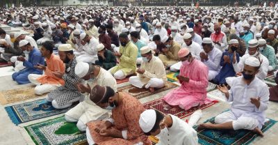 ময়মনসিংহে ঈদুল আযহার প্রধান জামাত কেন্দ্রীয় আঞ্জুমান ঈদগাহ মাঠে অনুষ্ঠিত হয়