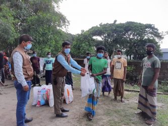 বেদে পল্লীতে ১০ পরিবারের ঘরে খাবার নেই খবরে খাবার পৌছে দিলেন জেলা পুলিশ