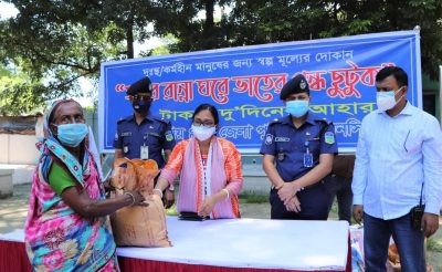 এবার  শতাধিক বস্তিবাসীর মাঝে স্বল্পমুল্যে দুদিনের আহার বিতরণ করলেন ময়মনসিংহ জেলা পুলিশ