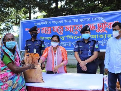 এবার  শতাধিক বস্তিবাসীর মাঝে স্বল্পমুল্যে দুদিনের আহার বিতরণ করলেন ময়মনসিংহ জেলা পুলিশ
