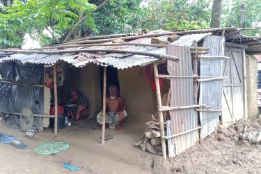 শেষ জীবনে একটি ঘরের স্বপ্ন দেখছেন অসহায় বৃদ্ধ আব্দুর রাশিদ