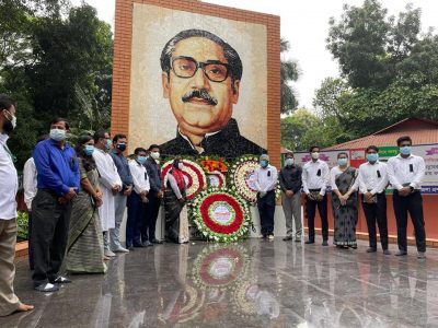 জাতীয় শোক দিবসে ময়মনসিংহ জেলা প্রশাসন আলোচনা সভা ও বঙ্গবন্ধুর প্রতিকৃতিতে পুষ্পস্তবক অর্পণ