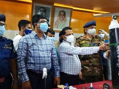 মমেক হাসপাতালে ৫০টি অক্সিজেন সিলিন্ডার দিলেন গণপূর্ত প্রতিমন্ত্রী