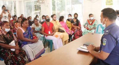 পথচারী ও যাত্রীদের হয়রানি বন্ধে হিজরাদের সাথে কোতোয়ালীর ওসির মতবিনিময়