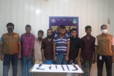 ময়মনসিংহে ডাকাতির প্রস্তুতিকালে ট্রাক ও দেশীয় অস্ত্রসহ আন্তঃজেলা ৬ ডাকাত গ্রেফতার