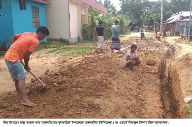 মানুষের কষ্টের কথা ভেবে নিজ উদ্যোগে রাস্তা সংস্কার করলেন ব্যবসায়ী সিরু