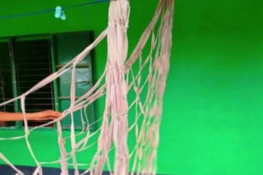 দোলনায় খেলতে গিয়ে গলায় ফাঁস লেগে শিশুর মৃত্যু