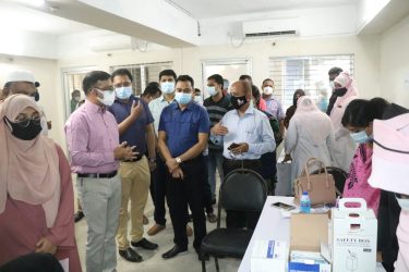 ময়মনসিংহ সিটিতে ফাইজার টিকাদান কার্যক্রম উদ্বোধন করেছেন মেয়র  টিটু