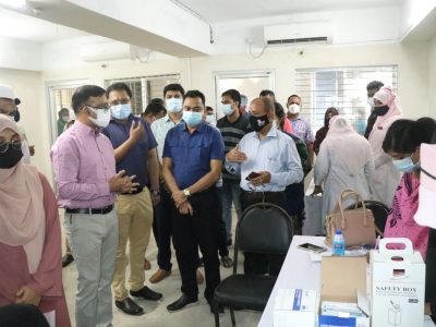 ময়মনসিংহ সিটিতে ফাইজার টিকাদান কার্যক্রম উদ্বোধন করেছেন মেয়র  টিটু