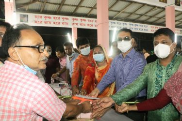 ময়মনসিংহে পূজামণ্ডপ পরির্দশনকালে নগদ টাকাসহ শুভেচ্ছা উপহার দিলেন-মসিক মেয়র টিটু