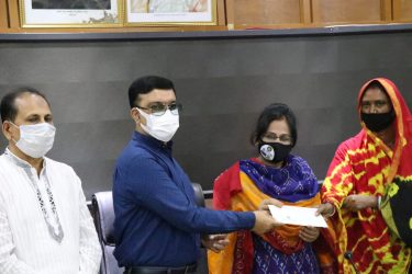 হরিজন পল্লীতে অগ্নিকাণ্ডে ক্ষতিগ্রস্তদের পাশে মসিক মেয়র