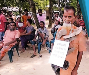 কোরআন শরিফ অবমাননার দায়ে  এক বৃদ্ধকে জুতার মালা পরিয়ে গ্রাম ছাড়া করল মাতব্বররা