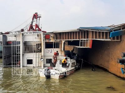 যানবাহন নিয়ে পাটুরিয়া ঘাটে উল্টে গেছে ফেরি