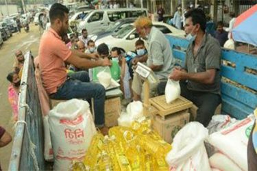 ময়মনসিংহ বিভাগীয় শহরে ৫টিসহ ৬ জেলায় ১৫টি ট্রাকে টিসিবির ৪টি পণ্য বিক্রি শুরু