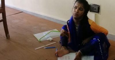 পা দিয়ে লিখে ঢাবি ভর্তি পরীক্ষায় অংশ নিলেন সুরাইয়া জাহান