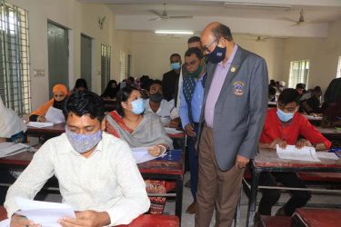 বাউবি’র এসএসসি পরীক্ষা-২০২১ কেন্দ্র পরিদর্শন করলেন উপাচার্য