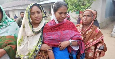 কাঁদতে কাঁদতে এসএসসি পরীক্ষায় অংশ নিলো লিজা