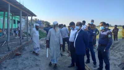 অবৈধভাবে ব্রহ্মপুত্র নদ দখল করে নির্মাণাধীন স্থাপনা ভেঙ্গে দিয়েছে  জেলা প্রশাসন