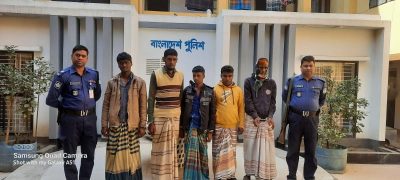 ময়মনসিংহে জুয়ার আসর পুড়িয়ে দিল পুলিশঃ ৫ জুয়াড়ি গ্রেফতার