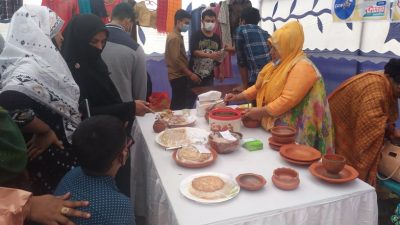 ময়মনসিংহ টাউন হল প্রাঙ্গণে পণ্য প্রদশর্নী মেলায় ৯২ নম্বর স্টলে ক্রেতাদের ভীড়