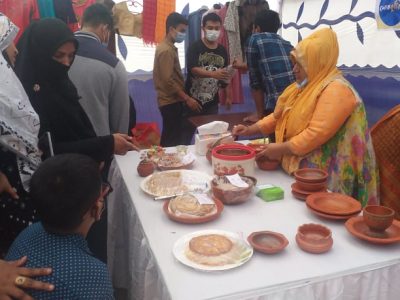 ময়মনসিংহ টাউন হল প্রাঙ্গণে পণ্য প্রদশর্নী মেলায় ৯২ নম্বর স্টলে ক্রেতাদের ভীড়