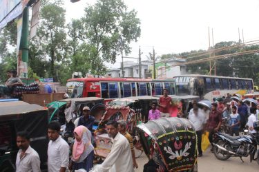 ময়মনসিংহে নগরবাসীর বড় দুঃখ অসহনীয় যানজট