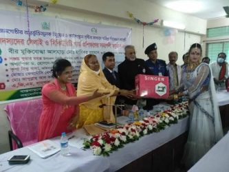 বগুড়ার ১০ হিজড়াকে চাকরি ও ১০ হিজড়াকে সেলাই মেশিন দিলেন টিএমএসএস