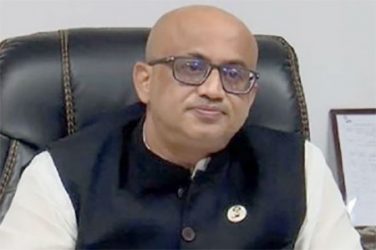 এবার ডা. মুরাদ হাসানের বিরুদ্ধে তার স্ত্রী নির্যাতনের অভিযোগ