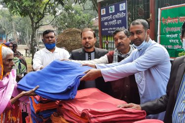পাবনায় বীর মুক্তিযোদ্ধা আব্দুস সোবহান খান ফাউন্ডেশনের উদ্যোগে শীত বস্ত্র বিতরণ