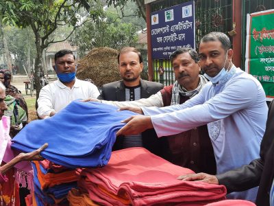 পাবনায় বীর মুক্তিযোদ্ধা আব্দুস সোবহান খান ফাউন্ডেশনের উদ্যোগে শীত বস্ত্র বিতরণ