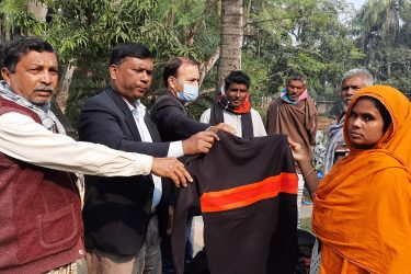 পাবনায় বীর মুক্তিযোদ্ধা আব্দুস সোবহান খান ফাউন্ডেশনের উদ্যোগে দ্বিতীয় ধাপে শীত বস্ত্র বিতরণ