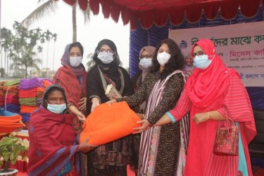 ময়মনসিংহে শীতার্ত মানুষের মাঝে কম্বল বিতরণ করেন পুনাক