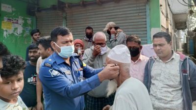 করোনা প্রতিরোধে ময়মনসিংহে কোতোয়ালী পুলিশের মাস্ক বিতরণ