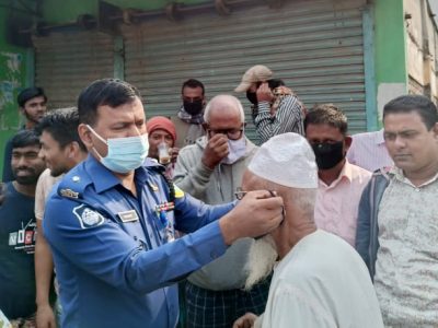 করোনা প্রতিরোধে ময়মনসিংহে কোতোয়ালী পুলিশের মাস্ক বিতরণ