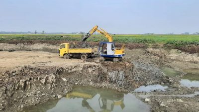 পাবনার চাটমোহরে ফসলি জমিতে পুকুর খননের অভিযোগ